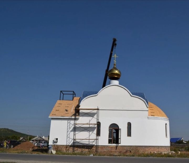 Церковь у кладбища засияла золотыми куполами
