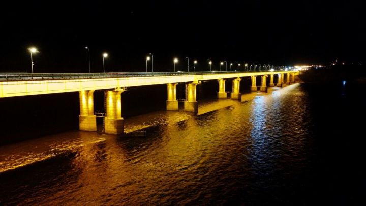 В Татарстане на мосту через реку Волга появилась архитектурная подсветка