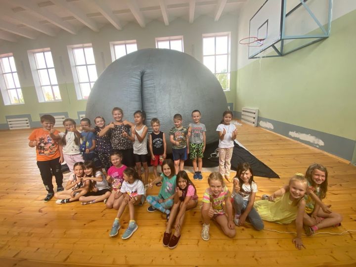 Дети пришкольного лагеря начальной школы посетили мобильный планетарий