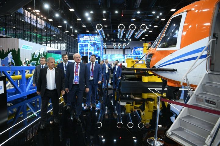 Робот-подводник и вертолет Ми-171А3: Рустам Минниханов осмотрел стенды компаний на ПМГФ