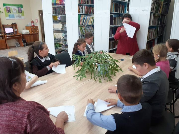 В Каракашлинской сельской библиотеке прошла беседа и мастер – класс по изготовлению фигурок журавлей
