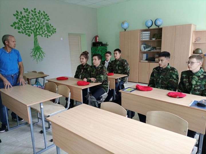 В Староуруссинской школе учитель Хабиров И.Н. провел «Урок мужества» с юнармейцами