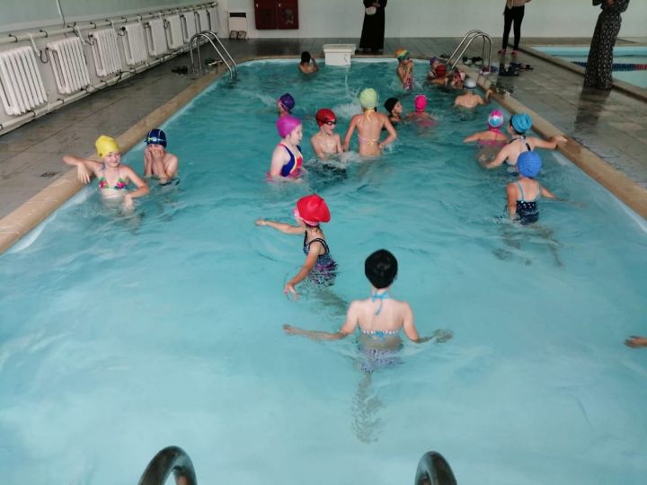 Учащиеся 2 б класса Уруссинской гимназии в рамках проекта «Всеобуч по плаванию» посетили бассейн