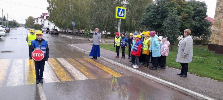 Отряд ЮИД начальной школы показал, как правильно переходить дорогу