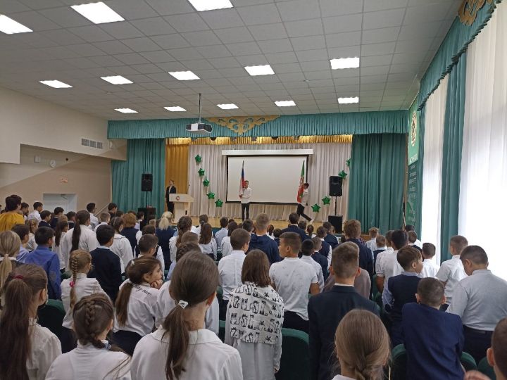 5 сентября в гимназии прошла торжественная церемония выноса государственного флага РФ и флага республики Татарстан
