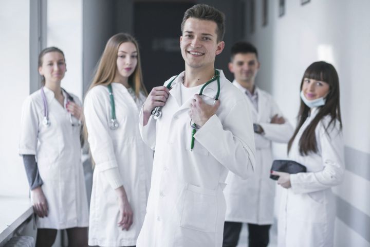 Российские медики в 2023 году получат дополнительные выплаты