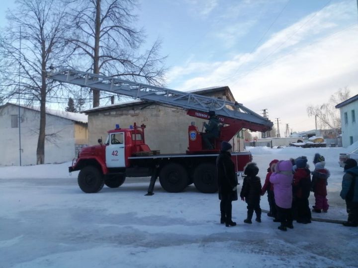 Уруссинские детсадовцы совершили экскурсию в пожарную часть