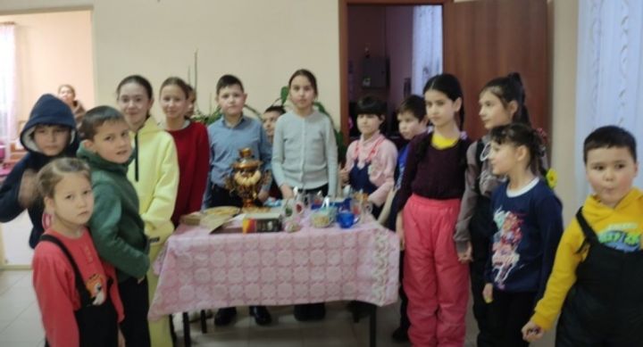 Работники Подгорновского СДК и библиотеки провели игровую программу для детей «Крещенские забавы»