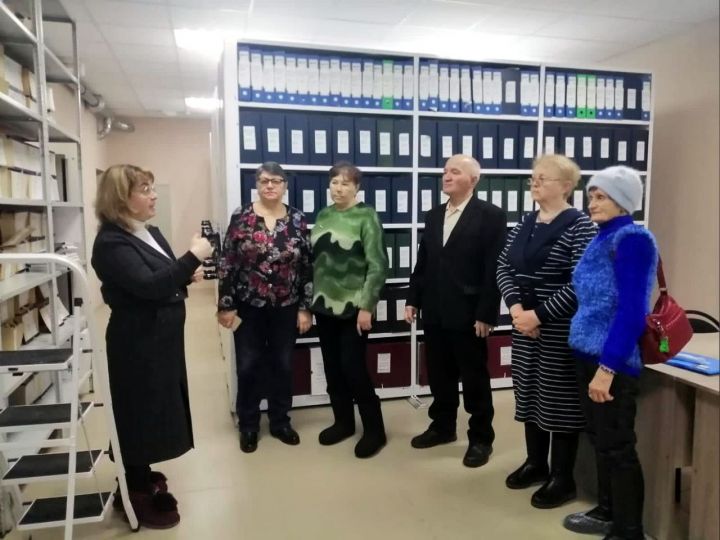 Архивный отдел посетили члены общества инвалидов района