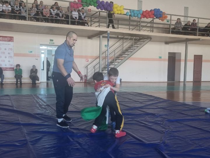 В Байряки на соревнования борцов приехал Марсель Тагиров
