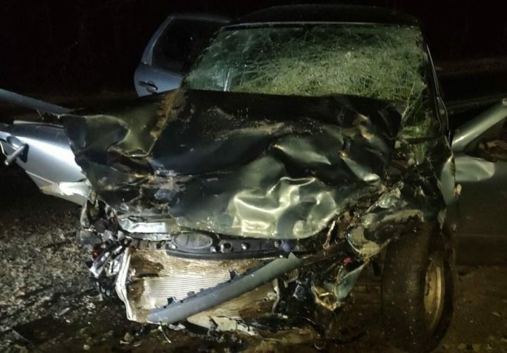 В результате лобового столкновения легковых авто в РТ погибли 4 человека