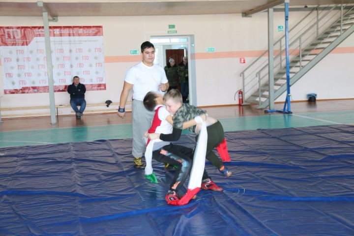 В Байряки на соревнования борцов приехал Марсель Тагиров