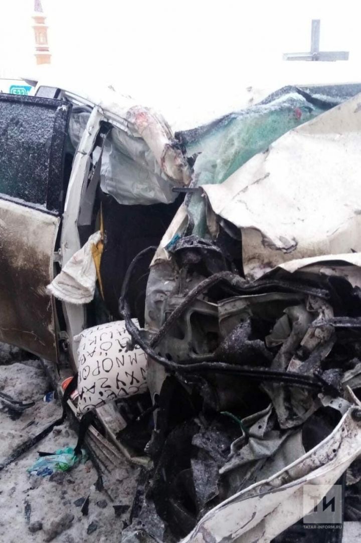В Татарстане в страшной аварии с фурой на трассе М7 погибли 2 человека