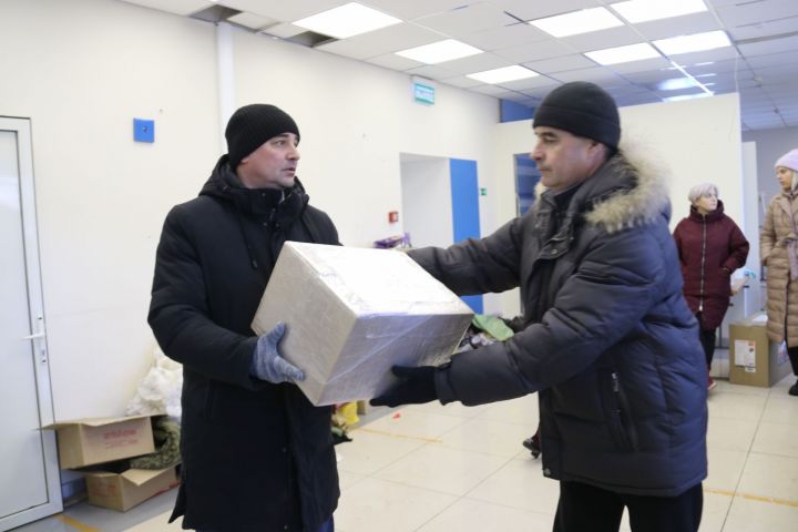 Глава Ютазинского района доставил гуманитарный груз мобилизованным землякам в зону СВО
