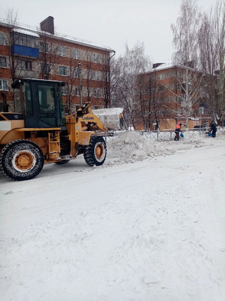 В Уруссу полным ходом идёт уборка снега