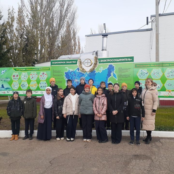 Гимназисты побывали с экскурсией на заводе «Электросоединитель»