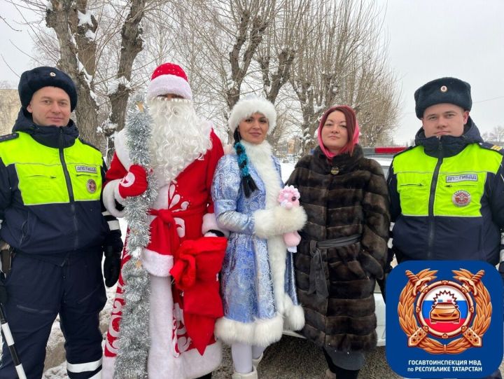 Новогодние рейды автоинспекции Татарстана: поздравления добросовестным водителям