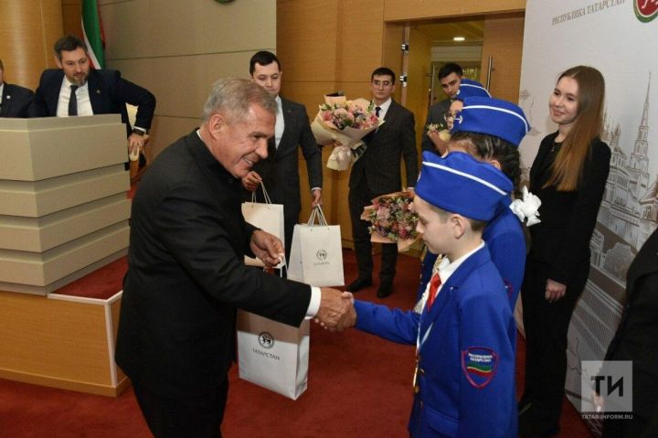 Рустам Минниханов наградил школьников за победу во Всероссийском конкурсе «Безопасное колесо»