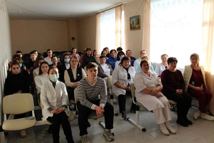 Учащиеся 9-11 классов Уруссинской гимназии  , планирующие связать свое будущее с медициной,  стали участниками   фестиваля «Ангелы в белых халатах»