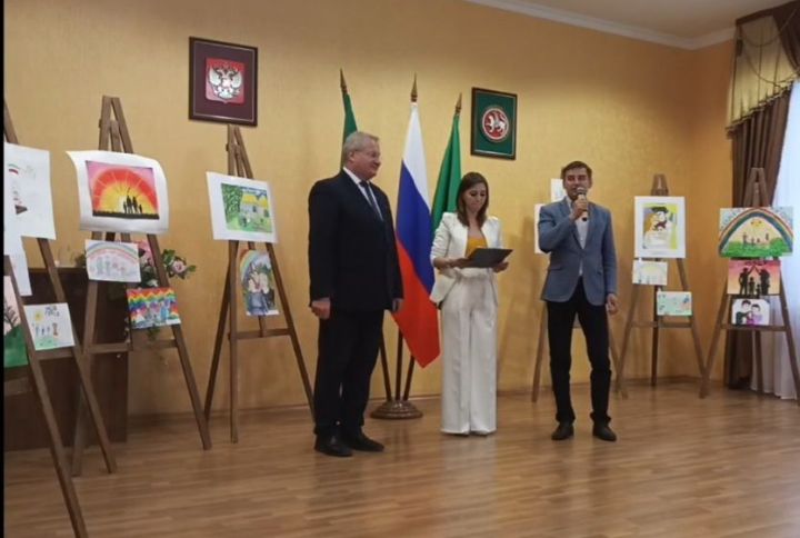 Награждение победителей муниципального этапа Республиканского конкурса рисунков «Моя семья-мое богатство»