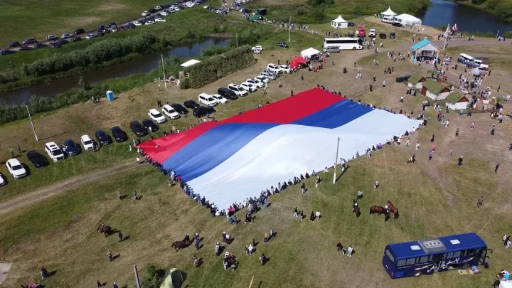 В Апостовском районе развернули большой российский флаг