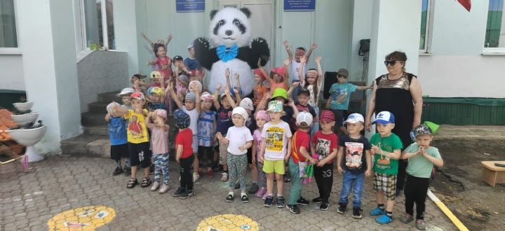 Он пришёл в детский сад - большой медведь Панда!
