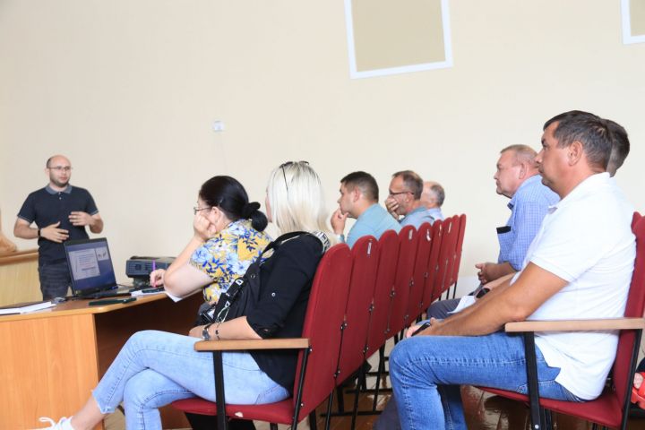 На базе ООО «Каракашлы» прошел выездной семинар-совещание аграриев района