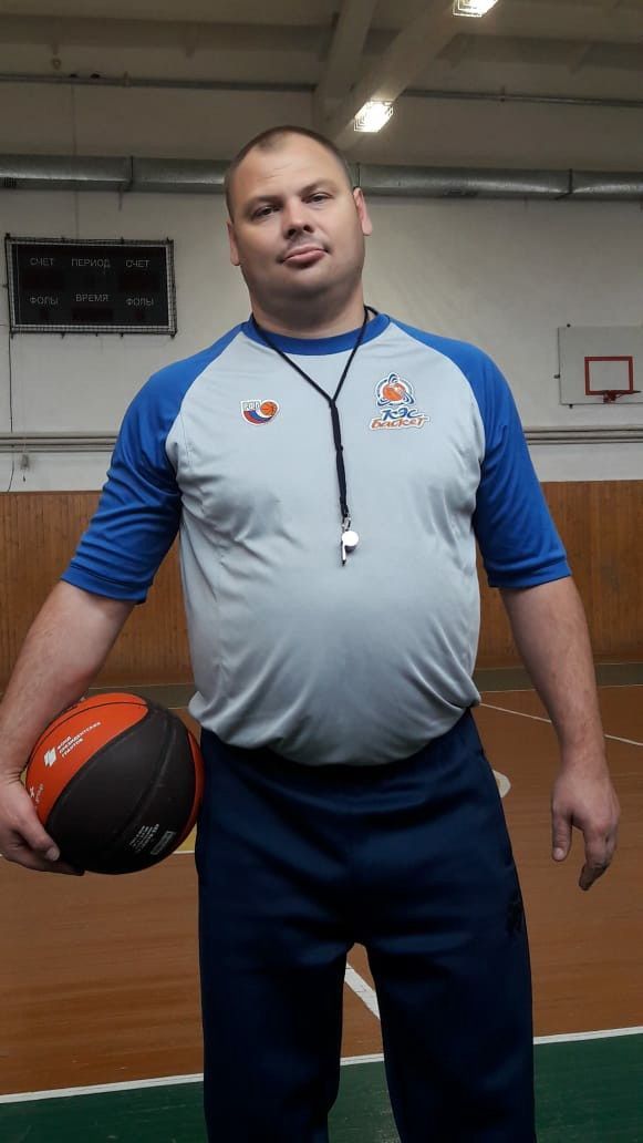 Преподаватель физкультуры  Уруссинской СОШ№3 Владимир Ежов получил заслуженную награду