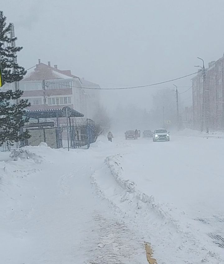 ГИБДД показала на видео, как автоинспекторы в Татарстане помогают водителям в непогоду