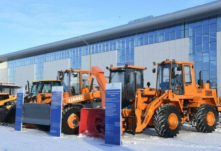 Раис Татарстана выразил благодарность коммунальным службам за их работу в борьбе со снегопадами и вручил новую технику