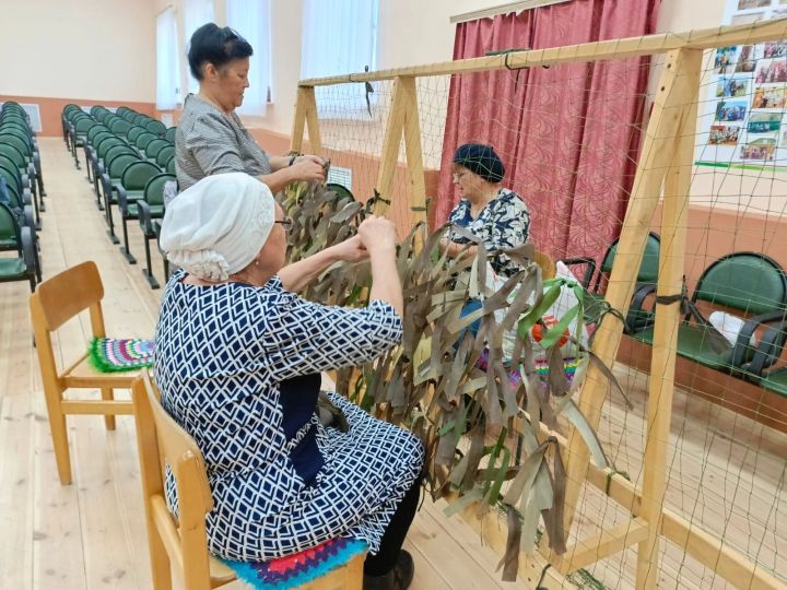 В Ютазинском районе продолжается сбор гуманитарной помощи и плетение маскировочных сетей для бойцов, находящихся в зоне СВО