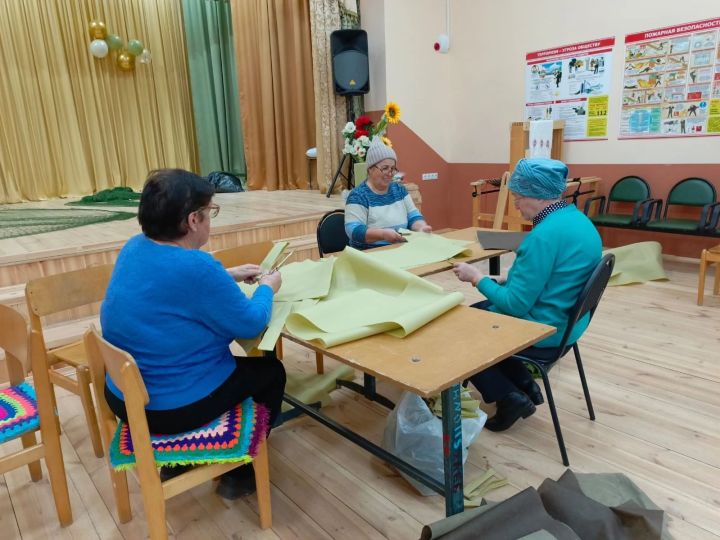 В Ютазинском районе продолжается сбор гуманитарной помощи и плетение маскировочных сетей для бойцов, находящихся в зоне СВО