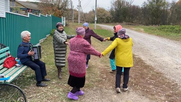 Для пенсионеров проживающих в небольших деревнях проводятся выездные поздравления