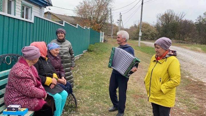 Для пенсионеров проживающих в небольших деревнях проводятся выездные поздравления