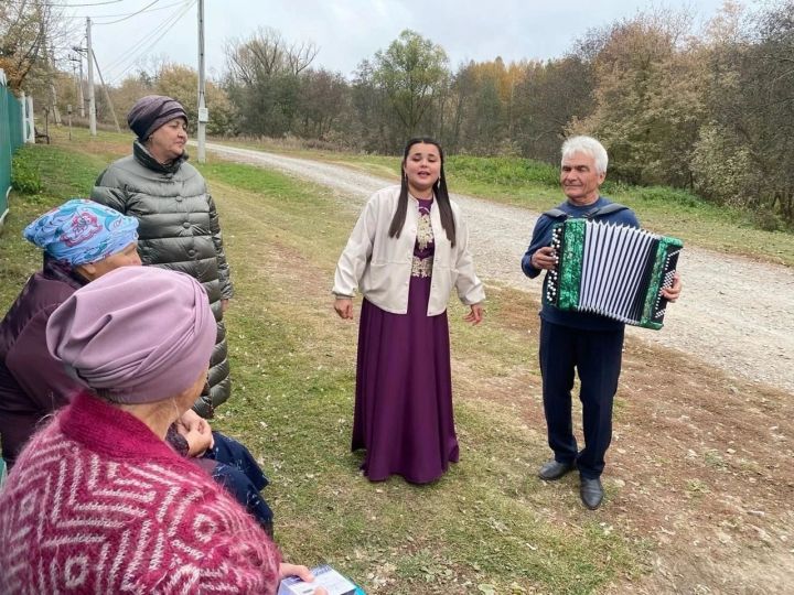 Для пенсионеров проживающих в небольших деревнях проводятся выездные поздравления