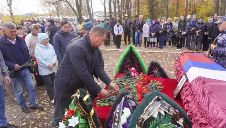 Жители района попрощались со СВОим парнем