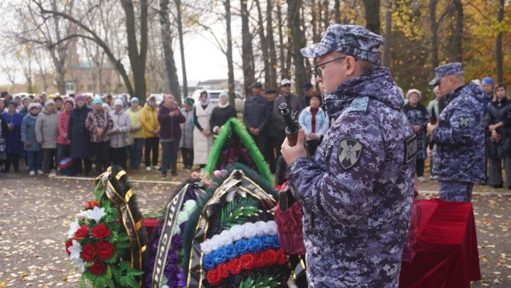 Жители района попрощались со СВОим парнем