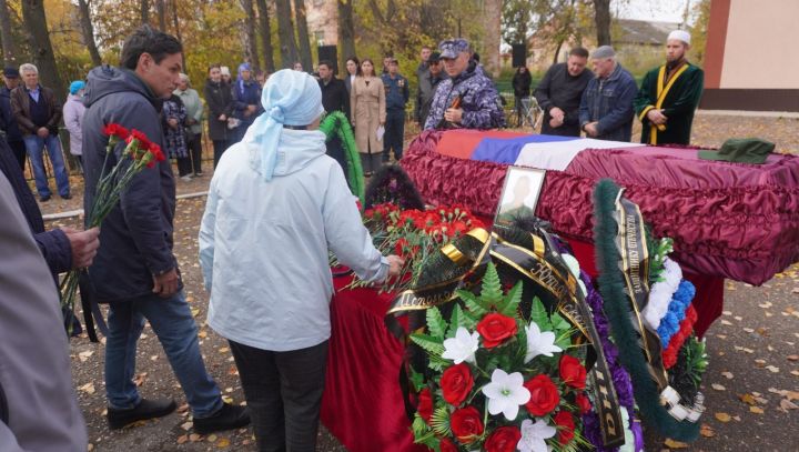 Жители района попрощались со СВОим парнем