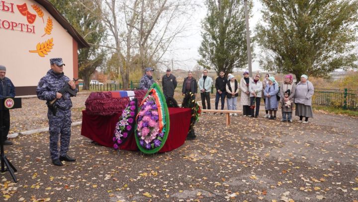 Жители района попрощались со СВОим парнем