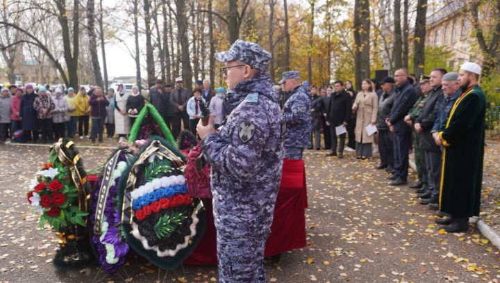 Жители района попрощались со СВОим парнем