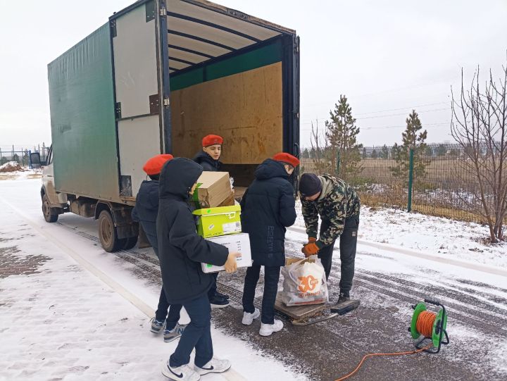 В рамках Всероссийской акции по сбору макулатуры #бумбатл, гимназисты нашего поселка  энергично включились в работу