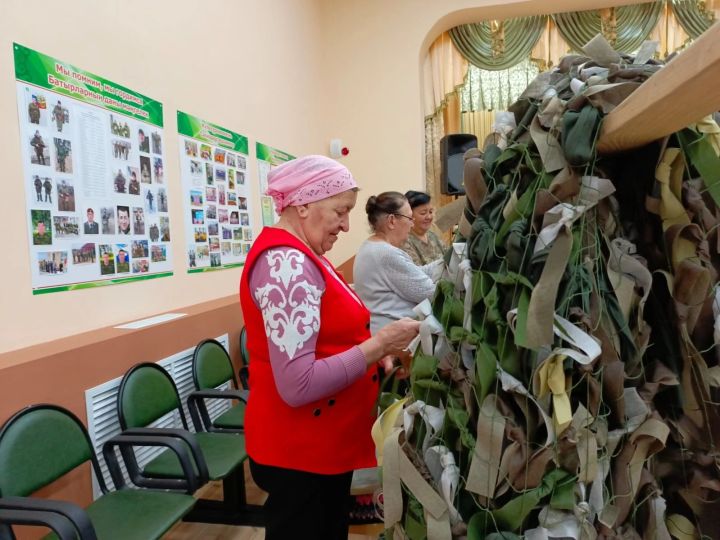 В селе Байряка продолжается работа над созданием маскировочных сеток для наших бойцов