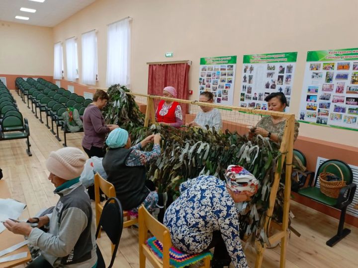 В селе Байряка продолжается работа над созданием маскировочных сеток для наших бойцов