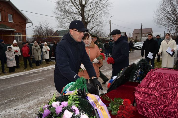 Уруссу попрощался со СВОим парнем