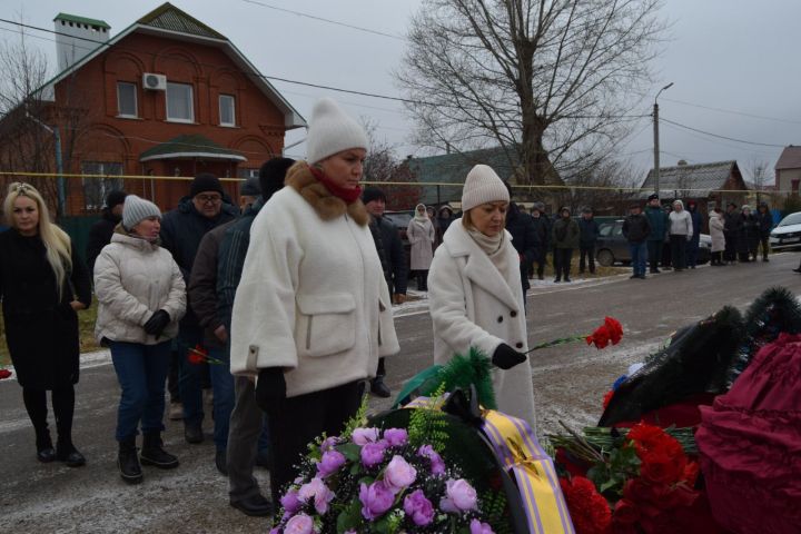 Уруссу попрощался со СВОим парнем