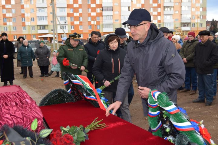 Он служил главным корабельным старшиной