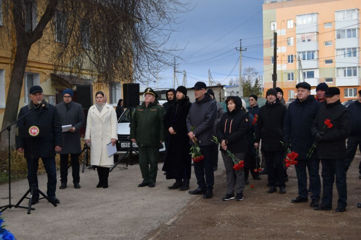 Он служил главным корабельным старшиной