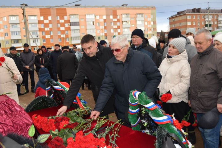 Он служил главным корабельным старшиной