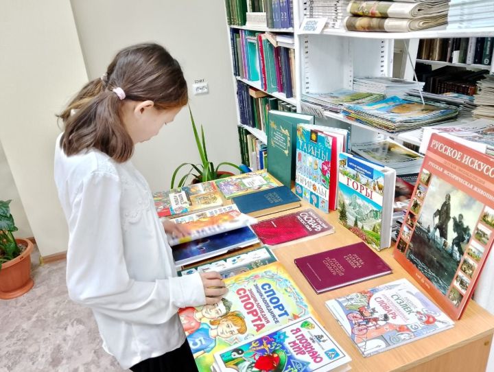 В Каракашлинскоой сельской библиотеке, для читателей среднего школьного возраста, провели обзор «Они знают все»,