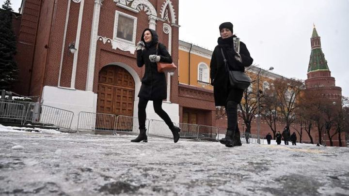 Врач предоставила рекомендации по предотвращению травм в условиях гололедицы